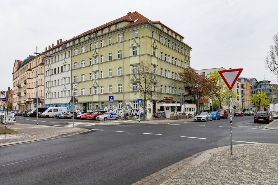 Es gilt eine neue Kreuzungs-Regelung: Der Verkehr auf dem Dammweg (l.) übergehend auf die Dr.-Friedrich-Wolf-Straße (r.) hat Vorfahrt.