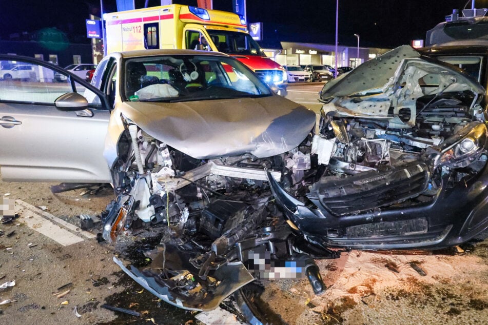 Heftiger Kreuzungscrash im Erzgebirge: Mehrere Verletzte