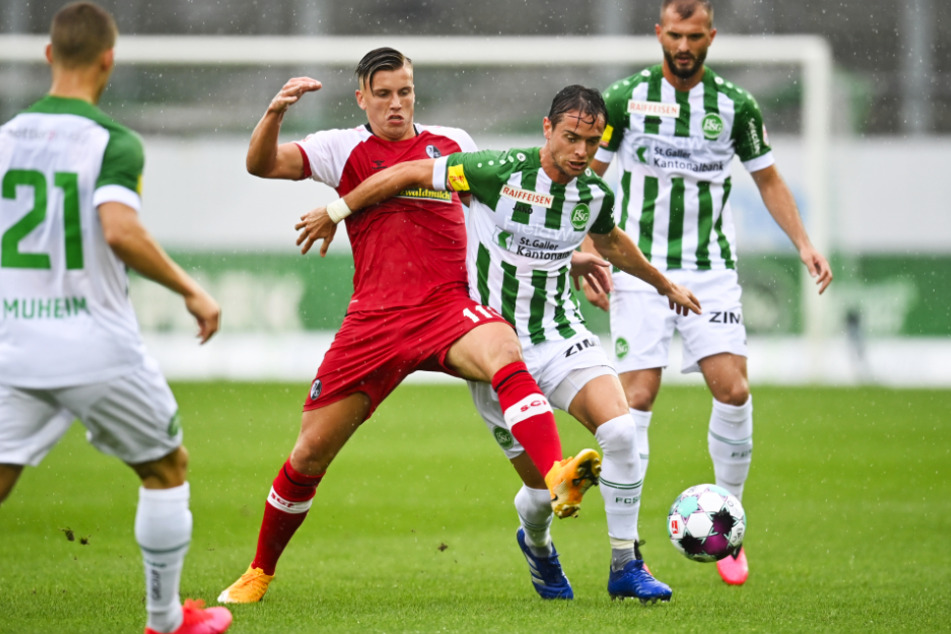 Ermedin Demirovic (2.v.l.) für den SC Freiburg im Testspieleinsatz gegen seine ehemaligen Teamkollegen vom FC St. Gallen. Er soll den Konkurrenzkampf im Mittelsturm beleben.