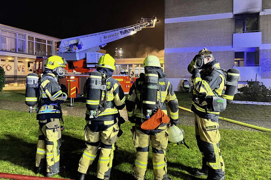 300 Personen betroffen! Feuer in Hochhaus sorgt für Großeinsatz