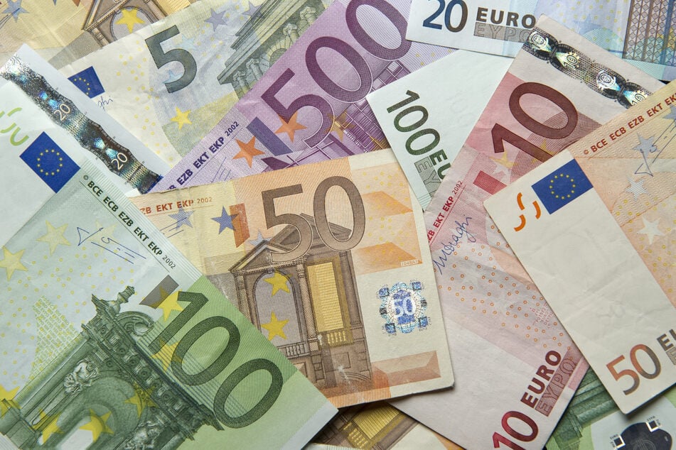 In einer Umhängetasche und einem Portemonnaie wurden gefälschte Scheine entdeckt. (Symbolfoto)