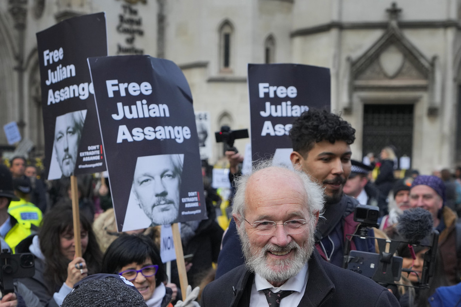 John Shipton, Vater von Julian Assange, verlässt die Royal Courts of Justice in London.