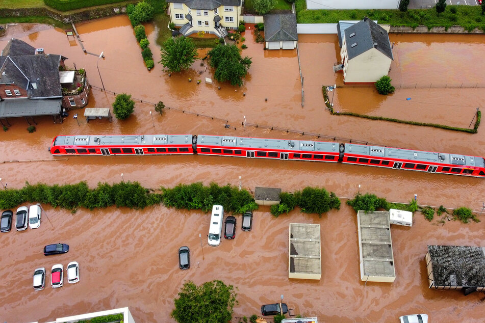 Ein Regionalzug am Donnerstag im Bahnhof Kordel in Rheinland-Pfalz. Der Starkregen hatte viele Bahnhöfe überflutet.