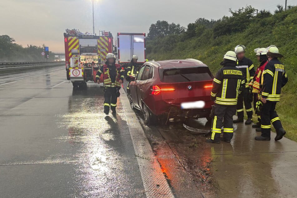 Die Feuerwehrleute sperrten die Unfallstelle ab.