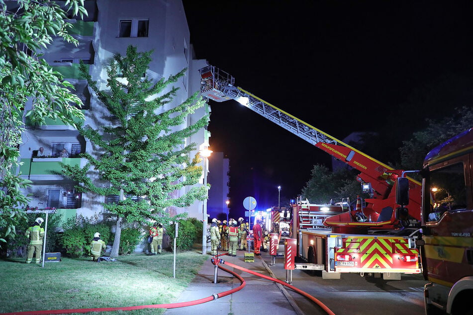Am Burkersdorfer Weg in Kleinpestiz brachte sich die Feuerwehr in der Nacht zu Donnerstag wegen eines Brandes in Stellung.