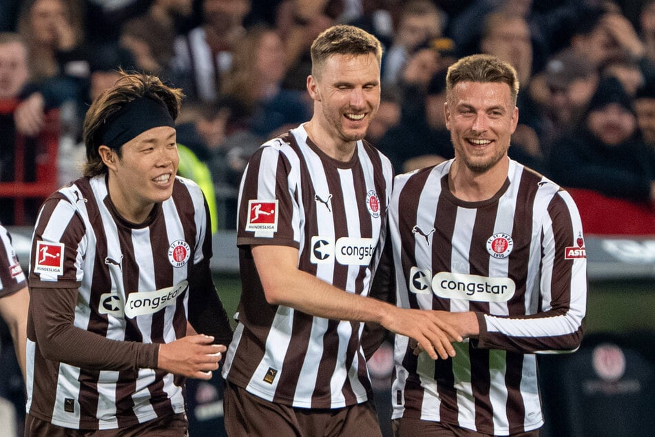 Karol Mets (32, M) traf zum ersten Mal für den FC St. Pauli, Vorlagengeber Hauke Wahl (32, r) freute sich für seinen Mitspieler.