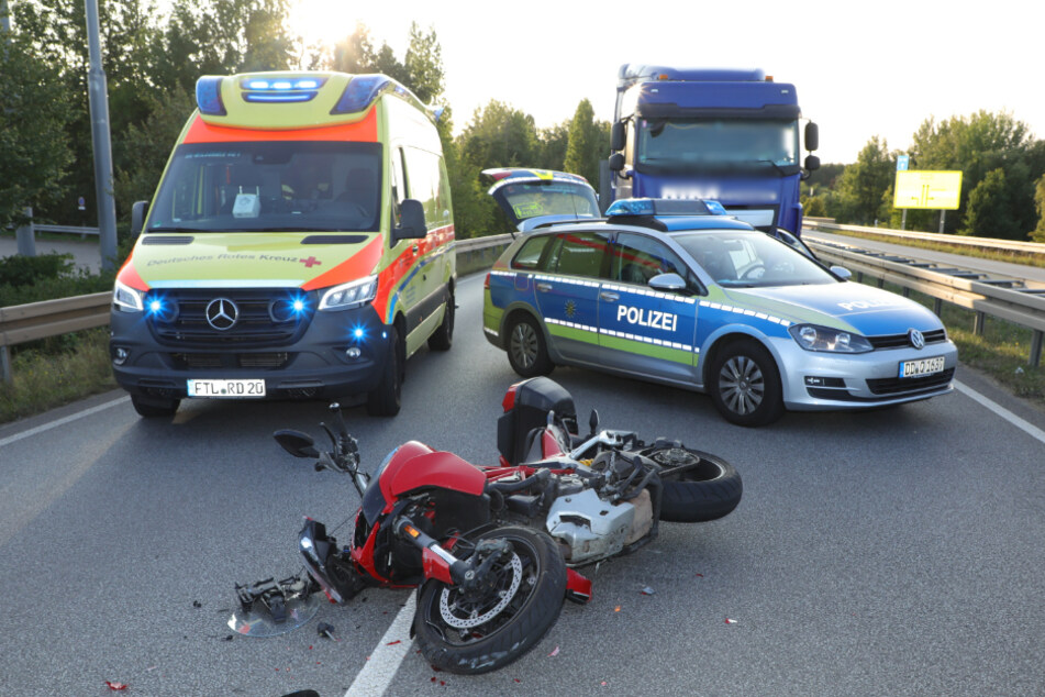 Der Biker soll schwer verletzt worden sein.