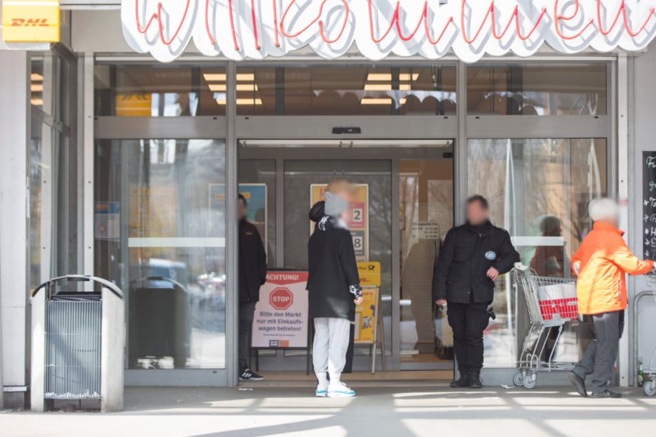 Sicherheitspersonal klärt Kunden am Aldi und Konsum (Pfotenhauerstraße) über die Einkaufswagenpflicht auf.