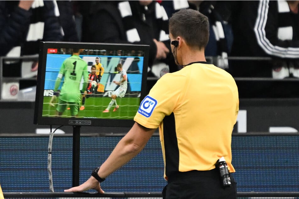 Nach Ansicht der VAR-Bilder kam Referee Siebert zum Schluss, das unabsichtliche Handspiel zu ahnden. War er möglicherweise mit den Regeln nicht vollends vertraut?