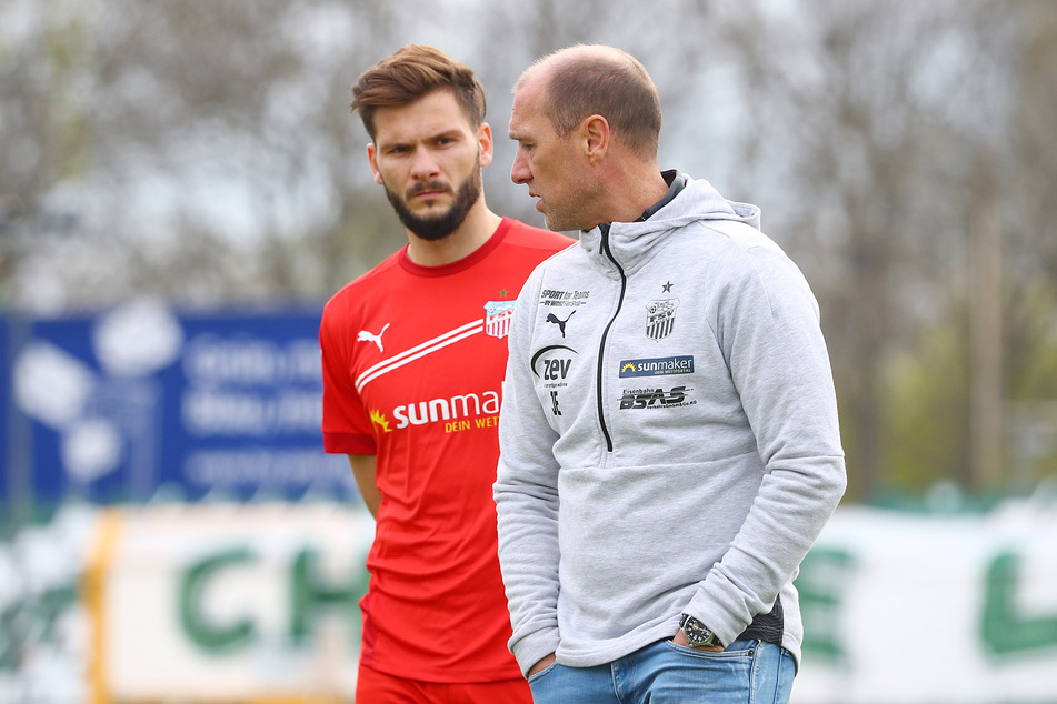 FSV-Coach Joe Enochs (50, r.) hat Marco Schikora (37) an den FC Erzgebirge Aue verloren.