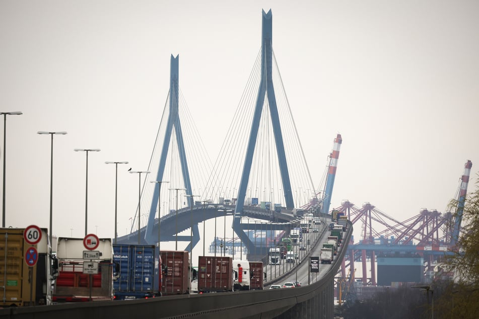 Auch die Köhlbrandbrücke ist von einer Sperrung am Wochenende betroffen. (Archivfoto)