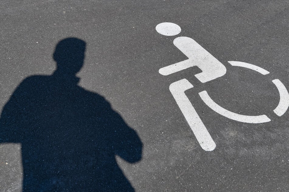 Weil ein Mann unberechtigt auf einem Behindertenparkplatz stand, wurde er von einem 72-Jährigen zurechtgewiesen. (Symbolbild)