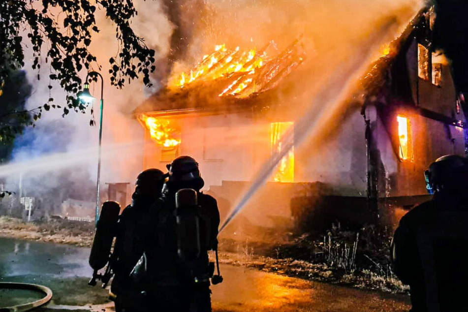 Feuerwehrleute bei den Löscharbeiten.