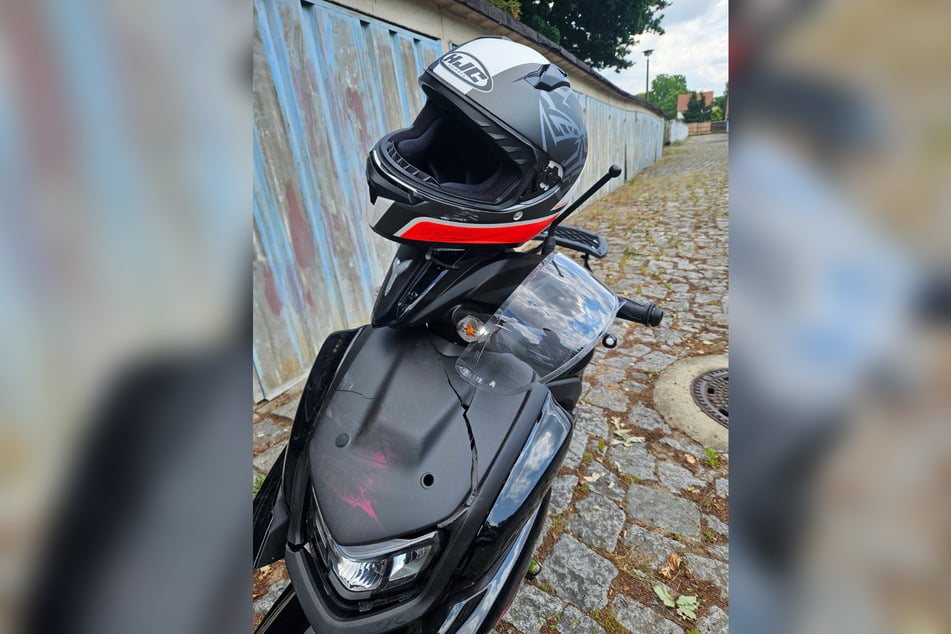 Die Front des brandneuen Rollers ist demoliert, der lebensrettende Helm kaputt.