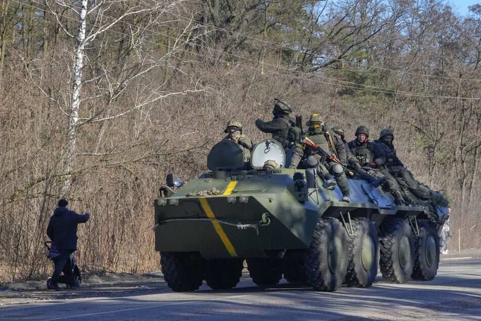 Ukrainische Soldaten sollen nach eigenen Angaben russische Einheiten an mehreren Orten zurückgehalten und gebremst haben.