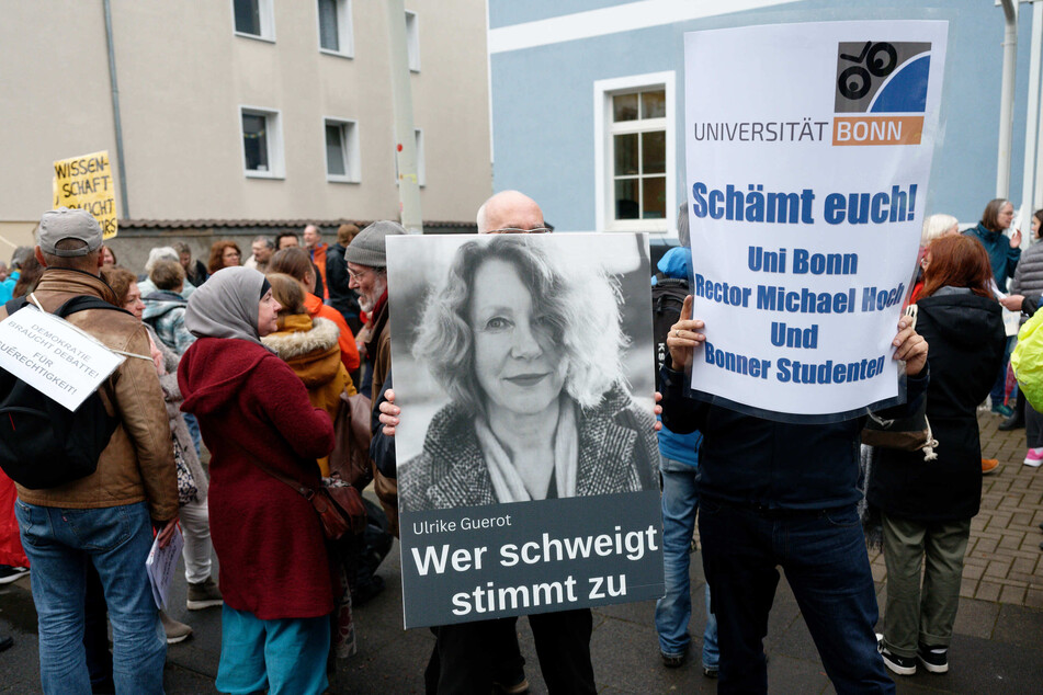 Gut 50 Demonstranten kamen am heutigen Freitag zum Arbeitsgericht in Bonn.