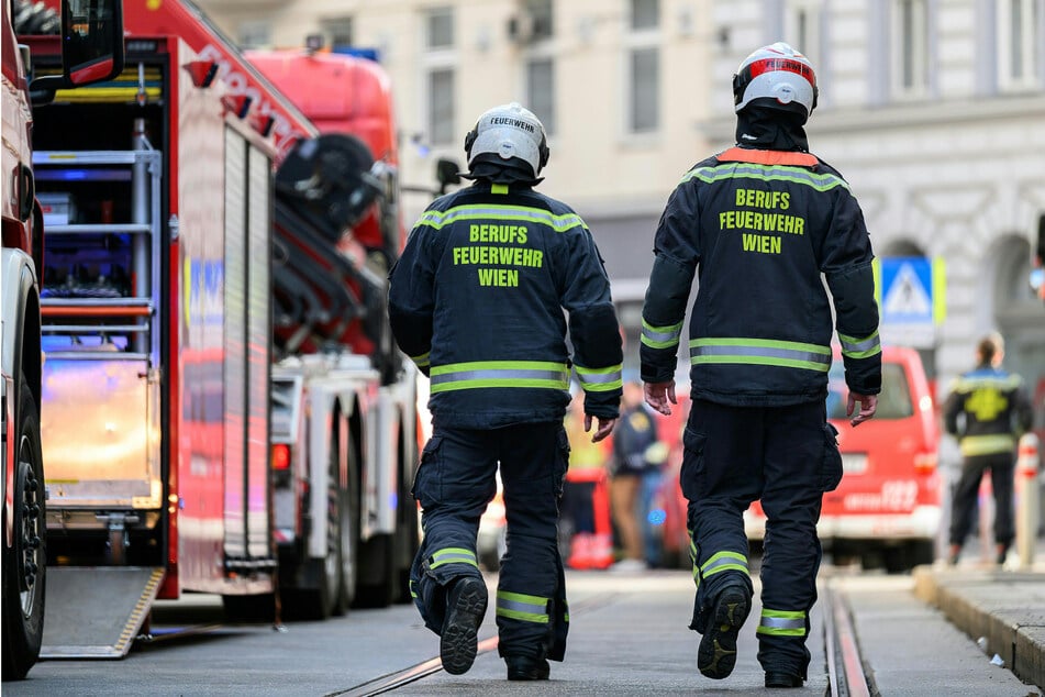 Die Berufsfeuerwehr in Wien war nach einem schweren Unfall auf einer Baustelle im Großeinsatz.