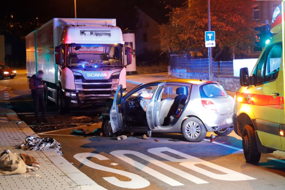Bei dem Zusammenstoß wurde ein Mensch offenbar schwer verletzt.