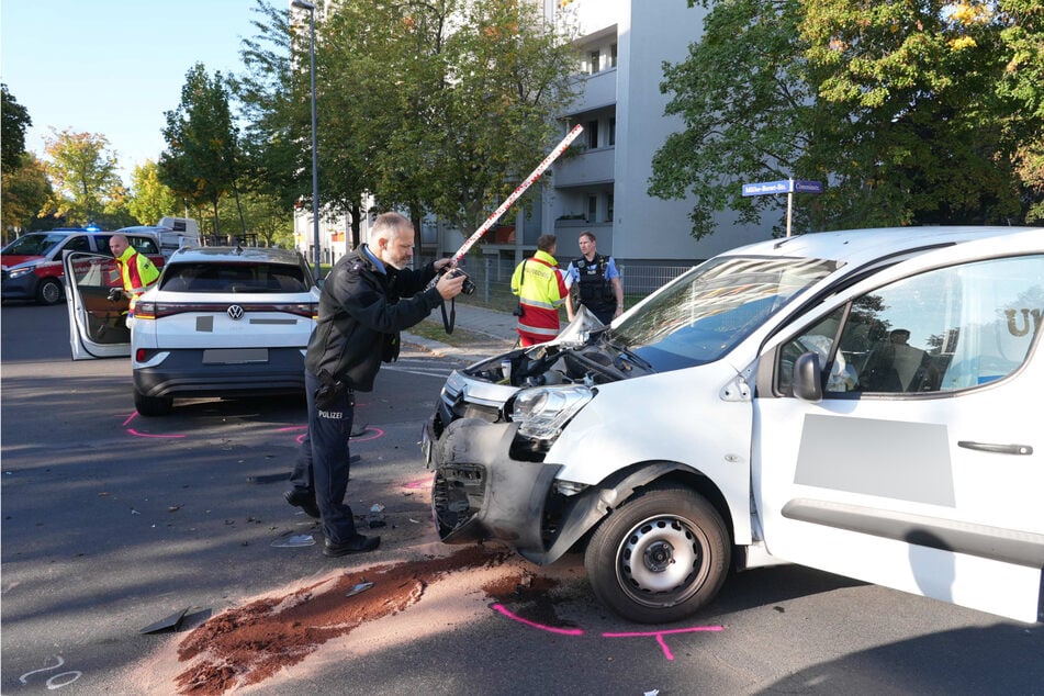 Die Front des Kleintransporters wurde zerstört.