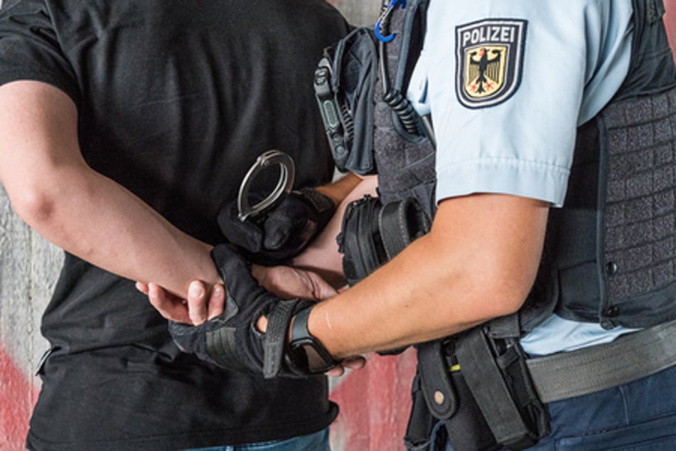 Der 37-Jährige konnte erst mit erheblicher Anstrengung der Polizei in Gewahrsam genommen werden. (Symbolbild)