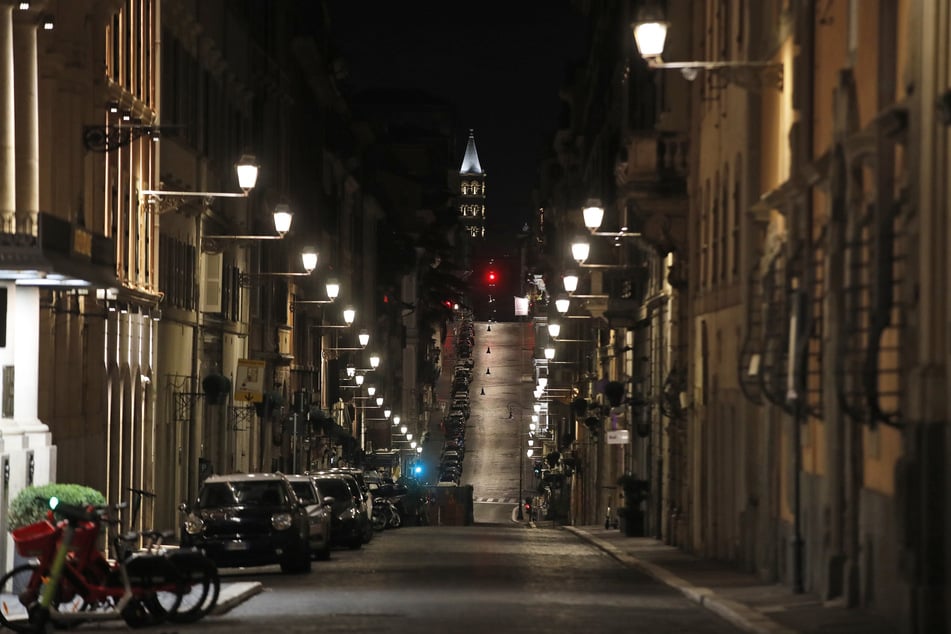 Leere Straßen in Rom: Die Zahlen der Corona-Neuinfektionen und -Toten in Italien steigen nicht mehr ganz so schnell, befinden sich aber immer noch auf einem hohen Niveau.