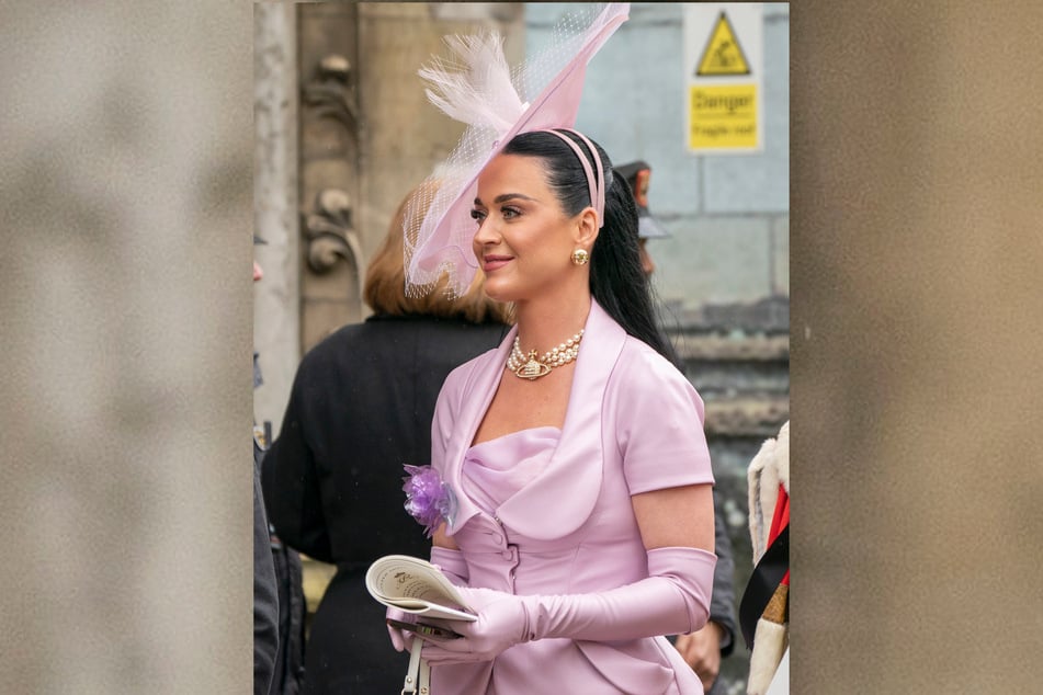 Katy Perry (38) verlässt nach der Krönungszeremonie Westminster Abbey. Die Sängerin wird am Sonntag beim Coronation-Konzert zu Ehren des Königs und der Königin auftreten