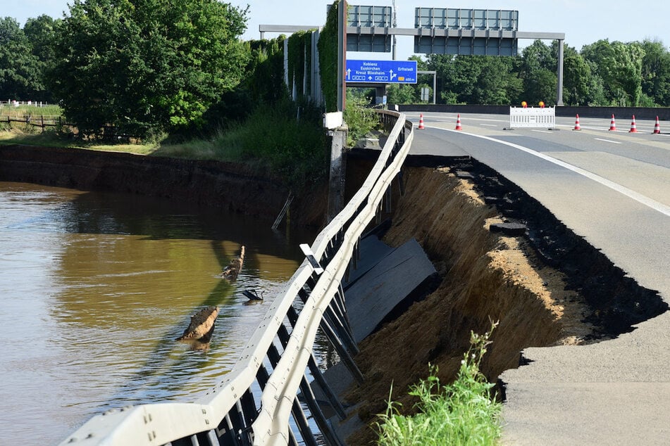 Etliche Autobahnen wurden unterspült und sackten ab.