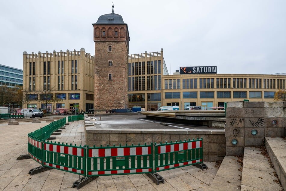 Der Stadthallen-Brunnen wird derzeit immer noch notrepariert.