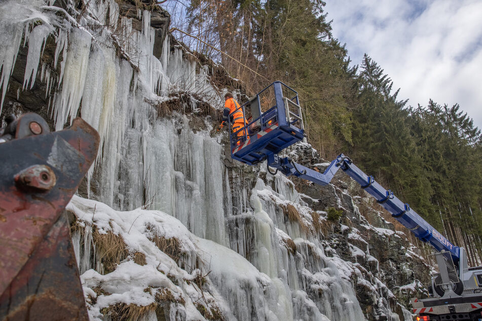 Felswände im Erzgebirge werden vom Eis befreit