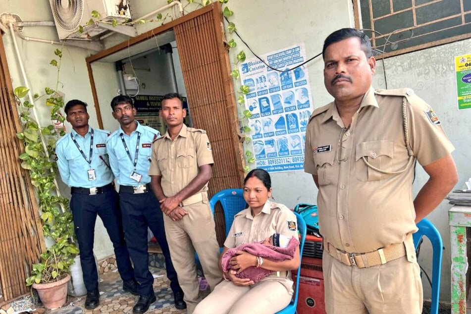 Aby jeho matka mohla složit zkoušku, policistka (2.v.r.) v Indii rychle kojila cizí dítě.