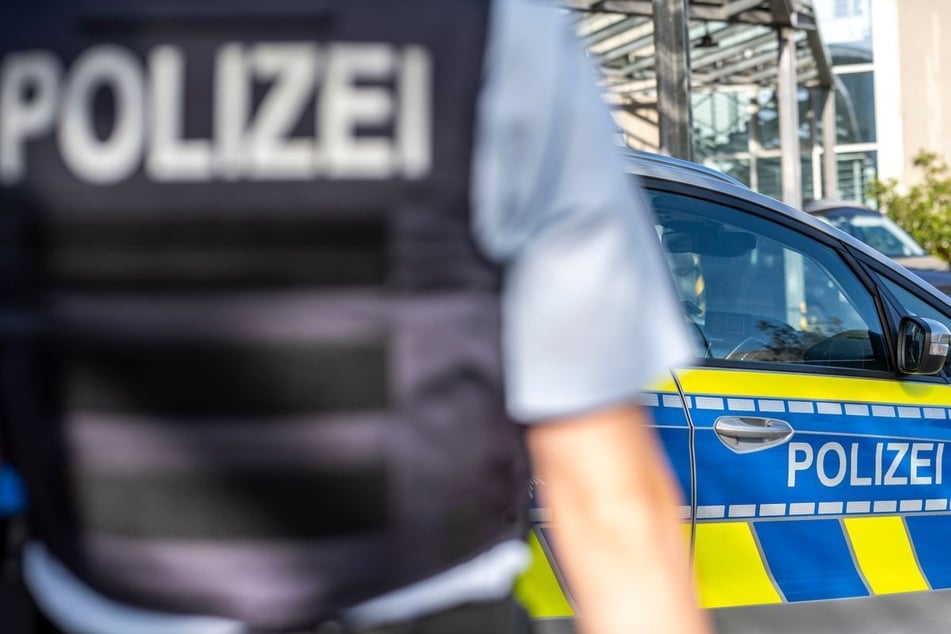 Nach brutalem Streit: Mann (†53) stirbt an schweren Stichverletzungen, Polizei sucht Täter