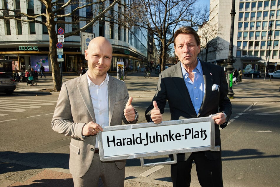 Das Schild mit der Aufschrift "Harald-Juhnke-Platz" ist bereits angefertigt worden.