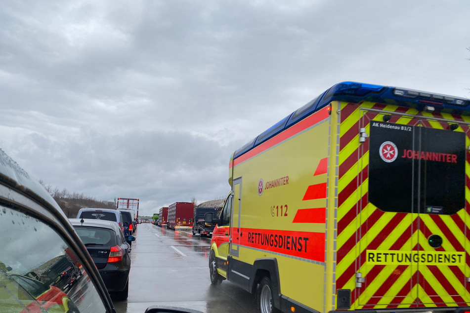 Die Rettungskräfte vom "AKKON Heidenau" eilten per Einsatzwagen durch die Rettungsgasse zum Unfallort.