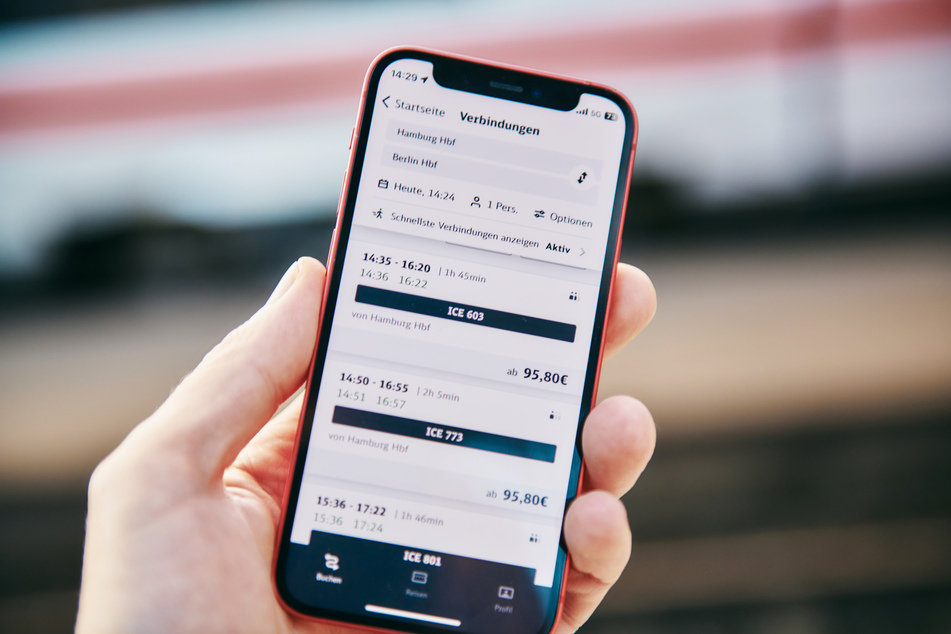 Bahn-Nutzerinnen und Nutzer können sich über die DB-Navigator-App über aktuelle Fahrplanänderungen informieren.