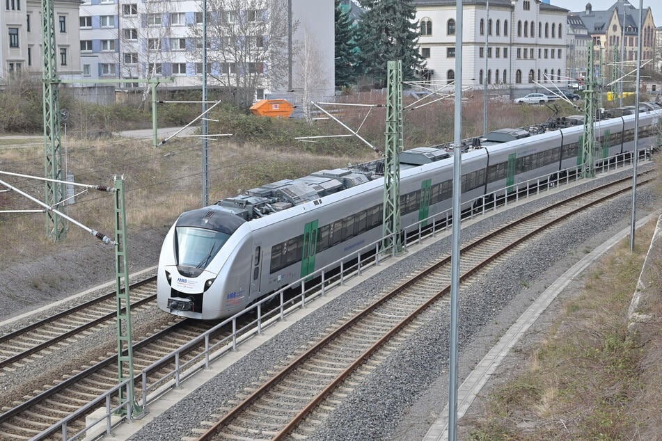 Wer von Chemnitz nach Dresden möchte, muss bei ausgewählten Zügen im Mai zwangsweise auf einen SEV-Bus umsteigen. Einige Bahnen fahren nicht mehr zum Bahnhof Dresden-Neustadt.