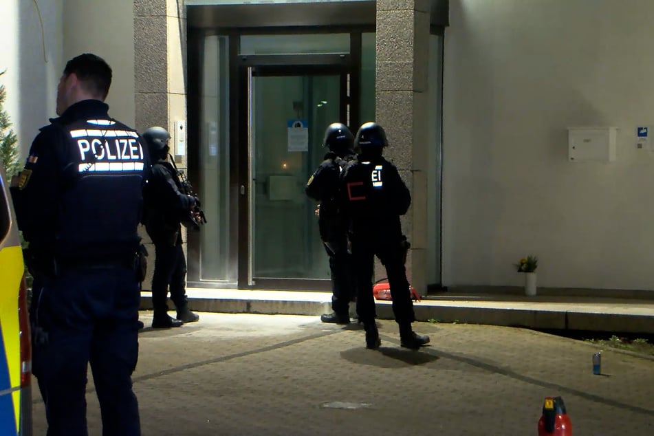 Polizisten in schwerer Montur durchsuchten am Freitag die Räumlichkeiten einer Synagoge in Heidelberg.