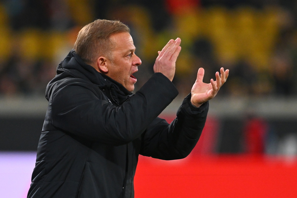 Applaus für sein Team: Dynamo-Coach Markus Anfang (49) konnte gegen 1860 München endlich mal mit dem Ergebnis zufrieden sein.