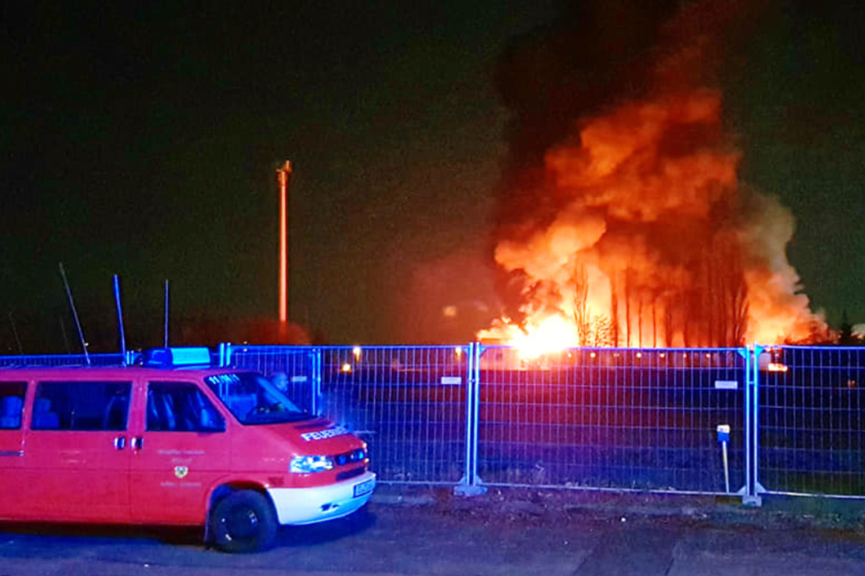 Alte Zuckerfabrik in Flammen: Großbrand hält Feuerwehr zu Ostern auf Trab