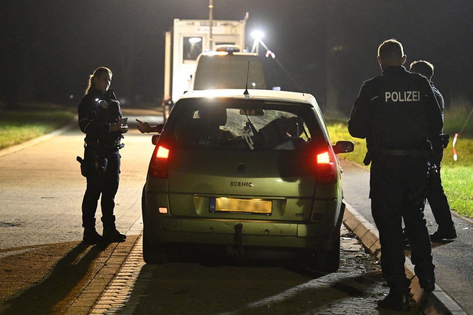 Polizisten kontrollieren am frühen Montagmorgen Fahrzeuge hinter dem ehemaligen Grenzübergang zu Belgien.