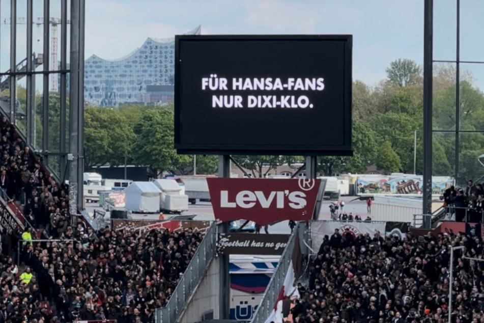 33 der 40 im Gästeblock aufgestellten Toiletten sind heil geblieben. Die Hansa-Rostock-Jugend hätte dafür 3300 Euro Spenden erhalten können - der Club lehnte ab.