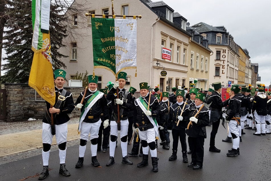 Im traditionellen Habit trägt Emil Neubert bei Bergparaden das grün-weiße Banner der Knappschaft Rittersgrün.