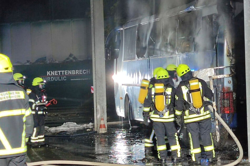 Feuerwehr-Großeinsatz in Südhessen: Reisebus und zwei weitere Fahrzeuge lichterloh in Flammen