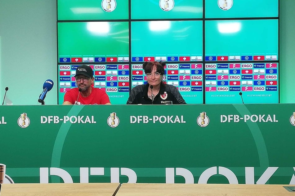 FCE-Trainer Pele Wollitz (60, l.) war vor dem Pokalkracher in bester Stimmung.