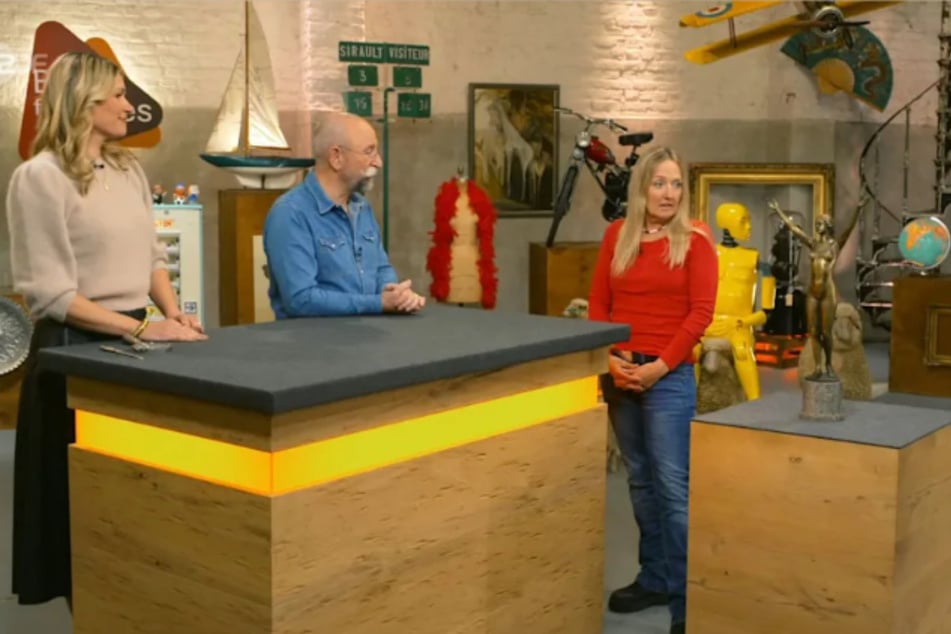 "Bares für Rares"-Kandidatin Sandra (r.) möchte in der ZDF-Trödelshow eine Bronze mit dem Abbild einer unverhüllten Frau verkaufen.