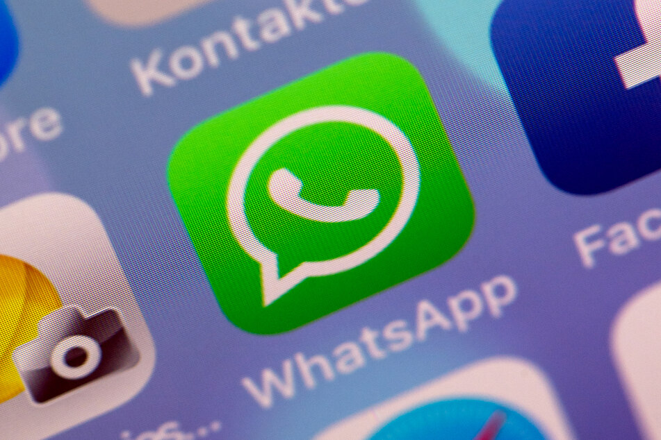 Einem Medienbericht zufolge greife das Bundeskriminalamt (BKA) auf die eigentlich verschlüsselten WhatsApp-Chats von Zielpersonen zu (Symbolbild).
