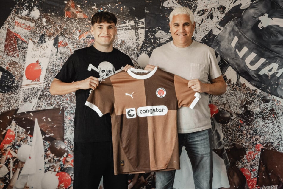 FCSP-Sportchef Andreas Bornemann (53, r.) präsentiert Rechtsverteidiger Arkadiusz Pyrka (22) als ersten Neuzugang für die kommende Saison.