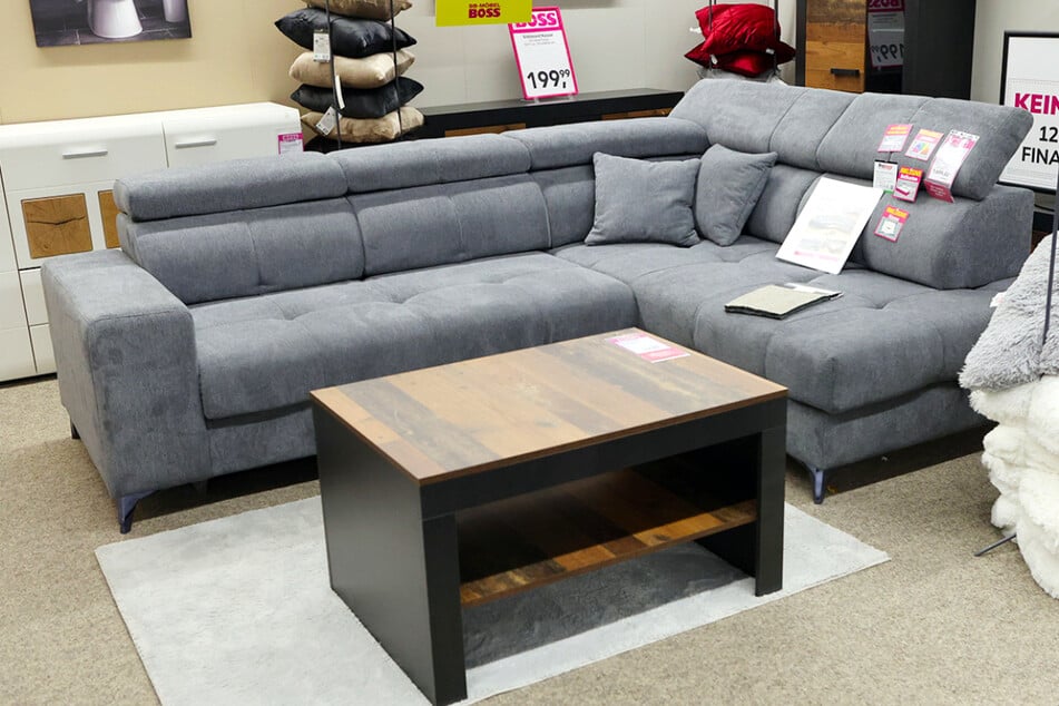 Dieses Sofa lädt zu gemütlichen Fernsehabenden ein und ist dabei besonders preiswert