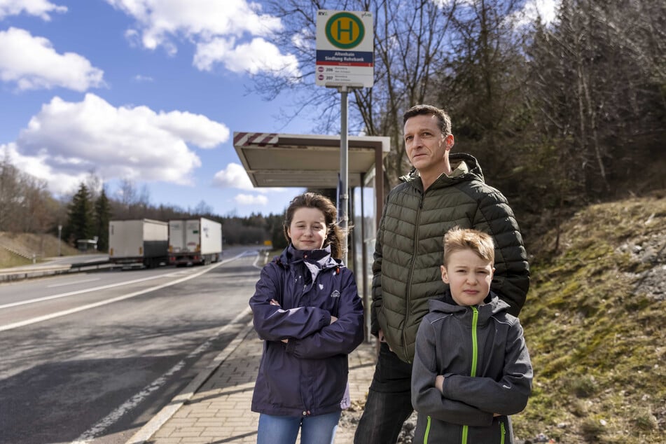 Wünscht sich eine bessere Infrastruktur: René Kampfrath (45), hier mit seinen Kindern Jolie (11) und Emiel (6) an der zugigen Bushaltestelle.
