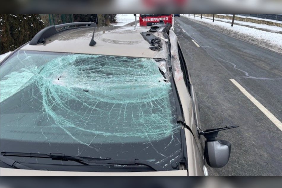 Im Harz wurde eine Frau verletzt, als die Tür eines entgegenkommenden Lkw aufklappte.