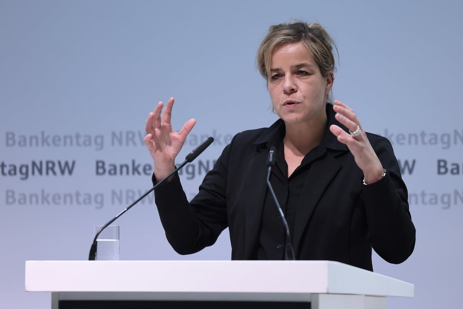 NRW-Wirtschaftsministerin Mona Neubaur (45, Grüne) befürwortet den Bau eines neuen ICE-Werks im Rheinischen Revier.